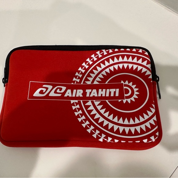 Air Tahiti Red Travel Set - Picture 2 of 7